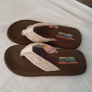 Sketchers yoga foam crochet creme flip flops